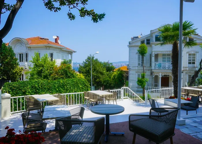 Palm Bueyuekada Hotel