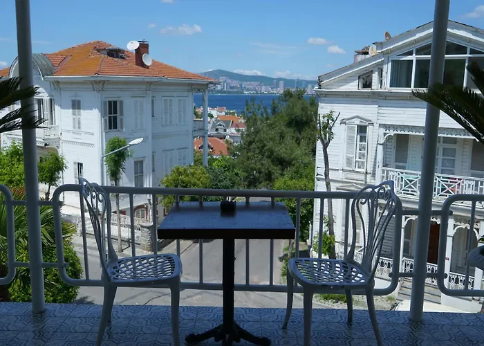 Palm Bueyuekada Hotel